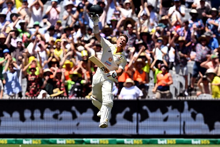 Avustralyalı David Warner, 100. Testinde bir asırlık skoru kutluyor.  — AFP