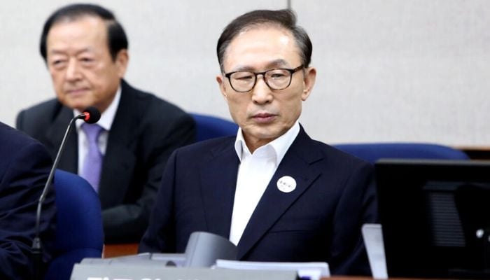 Eski başkan Lee Myung-bak (sağda, 2018'deki duruşması sırasında resmedilmiştir) görevde olduğu süre boyunca rüşvet ve zimmete para geçirmekten 17 yıl hapis yatmıştı.  — AFP