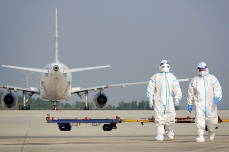 Çin'de yurt dışı uçuşları için çevrimiçi aramalar, karantinaların kaldırıldığı haberleriyle arttı.  — AFP/Dosya
