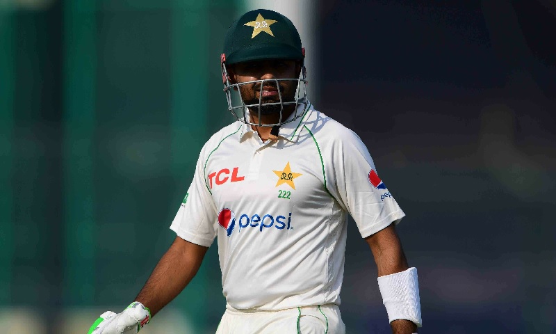 Babar Azam, 27 Aralık'ta Karaçi'deki Ulusal Stadyum'da Pakistan ile Yeni Zelanda arasında oynanan ilk kriket Testi maçının ikinci gününde görevden alındıktan sonra pavyona geri dönüyor. — AFP