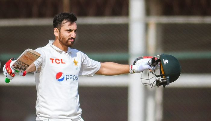 Agha Salman, 27 Aralık 2022'de Karaçi'deki Ulusal Stadyum'da Pakistan ile Yeni Zelanda arasında oynanan ilk kriket Testi maçının ikinci gününde bir asırlık (100 tur) atışını kutluyor. —PCB