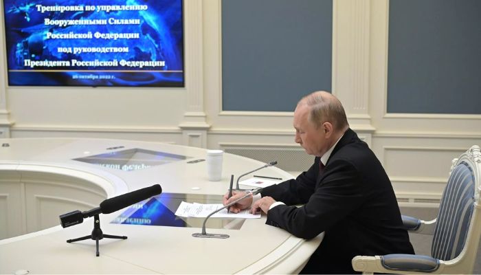 Stratejik caydırıcılık güçlerinin eğitimine nezaret ederken resmedilen Rusya Devlet Başkanı Vladimir Putin'in yine de bir nükleer saldırıya başvurabileceğinden korkuluyor.—AFP/dosya
