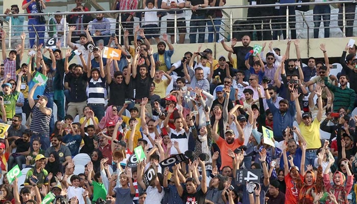 Seyirciler, 25 Mart 2018'de Karaçi'de Pakistan Süper Ligi'nin kapanış töreninde müzik performansları sırasında tezahürat yapıyor. — Çevrimiçi
