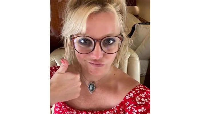ब्रिटनी स्पीयर्सले नर्डी लुकको लागि आफ्नो दैनिक ग्लैम छोड्छ: तस्वीर हेर्नुहोस्