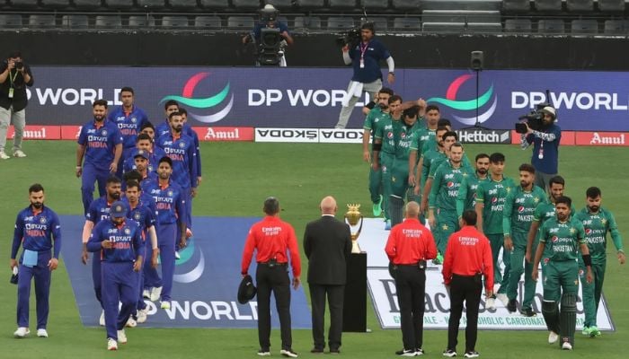 Pakistan ve Hindistan milli marşları için sıraya giriyor, 28 Ağustos 2022.— AFP