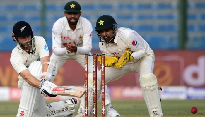 Yeni Zelandalı Kane Williamson, Karaçi'deki ilk Testin dördüncü gününde Pakistan'ı süpürüyor.— AFP