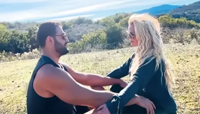 Britney Spears’ fans raise questions over Sam Asgharis Christmas snap: ‘Fakest photo’