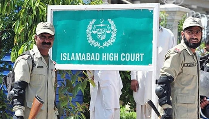 Güvenlik personeli, İslamabad Yüksek Mahkemesi'nin (IHC) dışında nöbet tutuyor.  — AFP/Dosya
