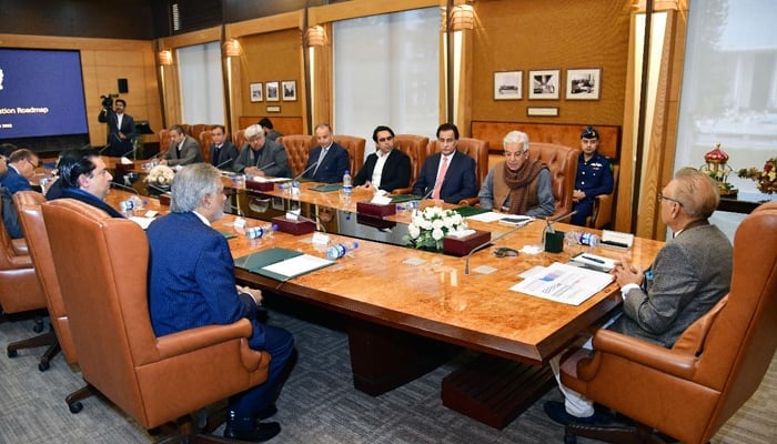 President Arif Alvi (right) chairs a meeting on energy conservation at the Aiwan-e-Sadar in Islamabad on December 29, 2022. — Presidents Secretariat  President calls for consensus-based nationwide energy conservation strategy 1025105 149986 army updates