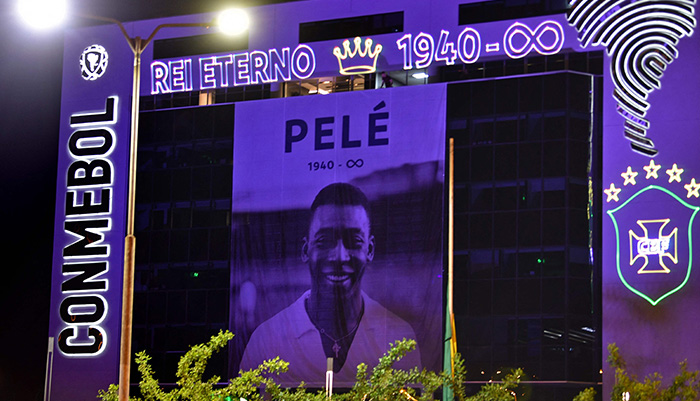 Brezilyalı futbol efsanesi Pele'nin bir resmi, 29 Aralık 2022'de Brezilya'nın Sao Paulo kentindeki Sao Paulo Eyaleti Endüstrileri Federasyonu'nun genel merkezinde sergileniyor. — AFP
