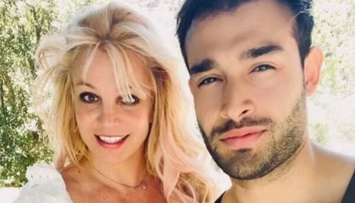Sam Asghari appears without wedding ring, Britney Spears fans react