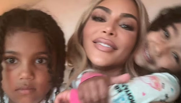 Kim Kardashian menjatuhkan selfie menyenangkan dengan anak-anak setelah perceraian Kanye West