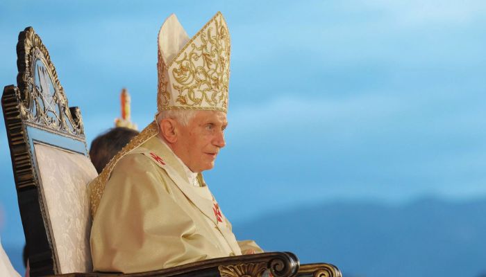 Papa olarak Benedict, Kilise'yi sarsan taciz skandalı için özür dileyen ilk kişi oldu.— AFP
