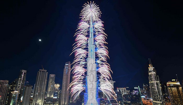 Yılbaşı Gecesi havai fişekleri, 31 Aralık 2022'de Dubai Körfez Emirliği'nde gece yarısı Burj Khalifa kulesini aydınlatıyor. — AFP
