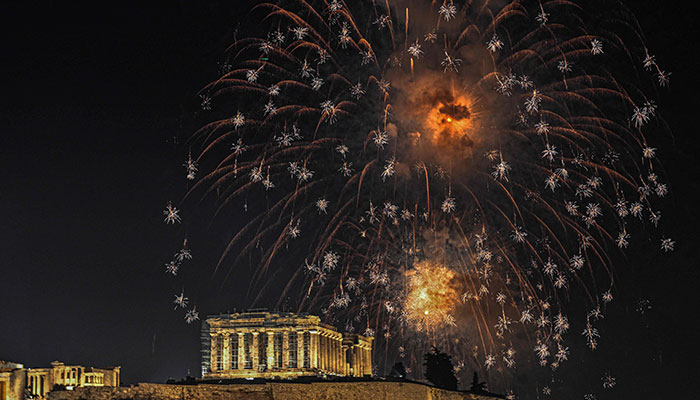 1 Ocak 2023'ün başlarında Atina'daki Yeni Yıl kutlamaları sırasında Akropolis'in üzerinde havai fişekler patlıyor. — AFP