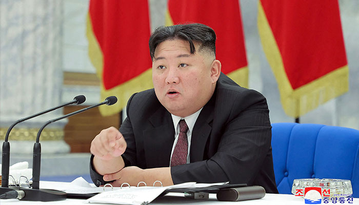 Kuzey Kore lideri Kim Jong Un, 30 Aralık'ta Pyongyang'daki Parti Merkez Komitesinde Kore İşçi Partisi'nin 8. döneminin 12. Politbüro toplantısına katılıyor. — AFP