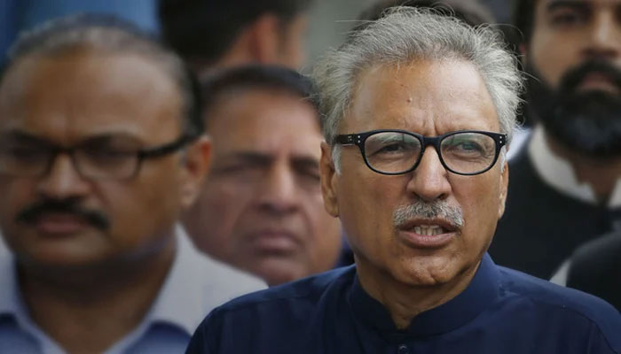 Pakistans President Arif Alvi (C) pictured outside the high court building in Islamabad on August 27, 2018. — AFP/File