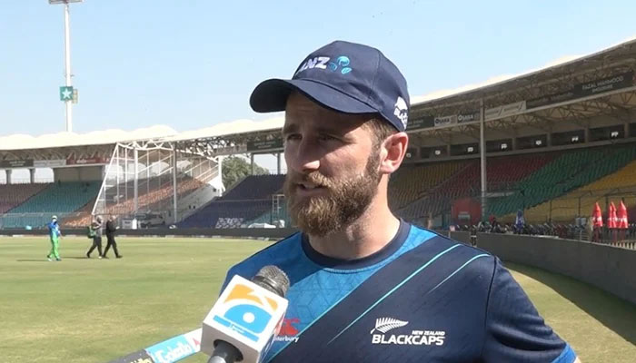 Yeni Zelanda'nın eski kaptanı Kane Williamson, 1 Ocak 2022'de Karaçi'de verdiği bir röportajda konuşuyor. — Muhabir tarafından sağlanmıştır.