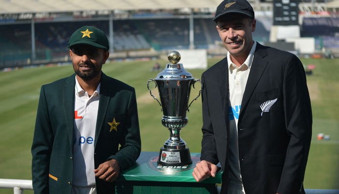 Yeni Zelanda kaptanı Tim Southee (sağda) ve Pakistanlı mevkidaşı Babar Azam, 25 Aralık 2022'de Karaçi'deki Ulusal Stadyum'da oynadıkları ilk kriket Test karşılaşmasının arifesinde test maçı kupasını açıkladı. — AFP./File