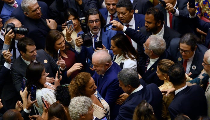 Brezilya'nın yeni cumhurbaşkanı seçilen Luiz Inacio Lula da Silva (C) küfür etmeden önce geldi — AFP
