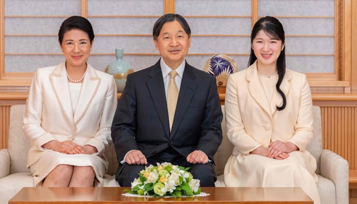 İmparator Naruhito (ortada), İmparatoriçe Masako (solda) ve kızları Prenses Aiko, Yeni Yıl için bir aile fotoğrafı çekimi sırasında poz veriyor — AFP