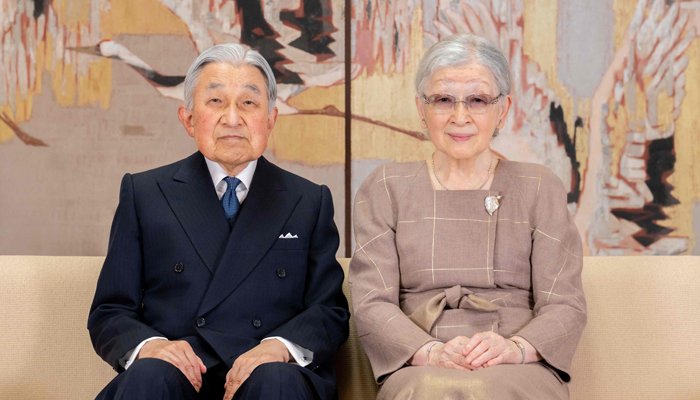 Eski İmparator Emeritus Akihito (solda) ve Eski İmparatoriçe Emerita Michiko, Yeni Yıl için bir fotoğraf çekimi sırasında poz veriyor.  — AFP