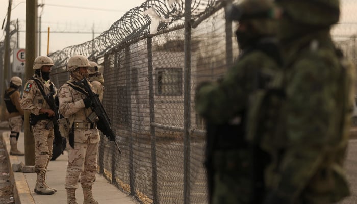 Meksika Ordusu mensupları, Ciudad Juarez 3 numaralı cezaevinin dışındaki bir alanı güvenlik altına aldı. — AFP