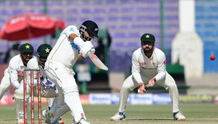 Yeni Zelandalı Ajaz Patel (şu), 3 Ocak 2023'te Karaçi'deki Ulusal Stadyum'da Pakistan ile Yeni Zelanda arasında oynanan ikinci kriket Testi karşılaşmasının ikinci gününde atış yapıyor. — AFP
