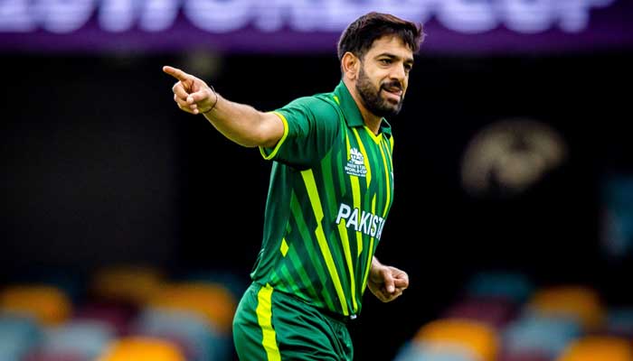 Pakistanlı Haris Rauf, Afganistan ile Pakistan arasında 19 Ekim 2022'de Brisbane'deki Gabba'da düzenlenen ICC erkekler Twenty20 Dünya Kupası 2022 kriket ısınma maçında Azmatullah Omarzai'yi küçük kalesini kutluyor. — AFP