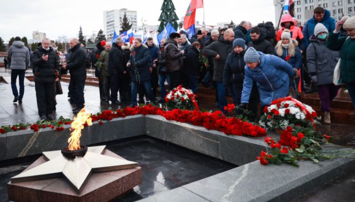Mourners gather to lay flowers in memory of more than 80 Russian soldiers that Russia says were killed in a Ukrainian strike on Russian-controlled territory, in Samara, on January 3, 2023.— AFP