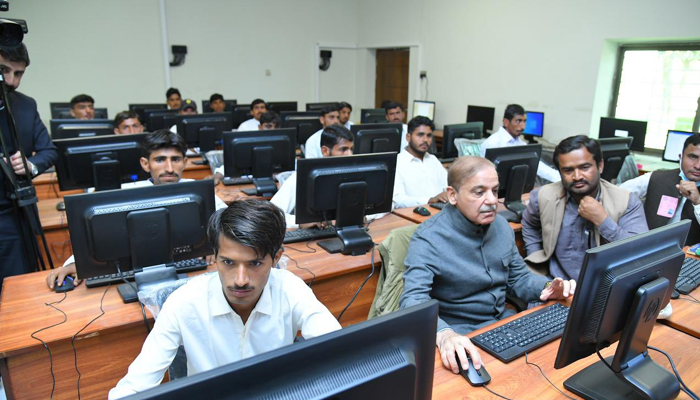 Başbakan, 4 Ocak 2023'te okulda yeni geliştirilen Bilgisayar Laboratuvarını ziyaret etti.  — Twitter/@GovtofPakistan