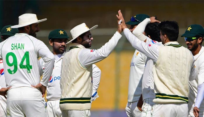 Pakistanlı oyuncular, 5 Ocak 2023'te Karaçi'deki Ulusal Stadyumda Pakistan ile Yeni Zelanda arasında oynanan ikinci kriket Testi maçının dördüncü gününde Yeni Zelandalı Tom Latham'ın (resimde yok) ihraç edilmesini kutluyor. —AFP