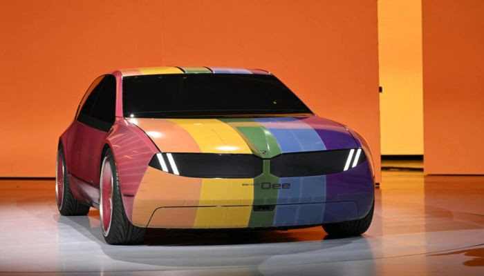 BMW renk değiştirebilen otomobilini tanıttı