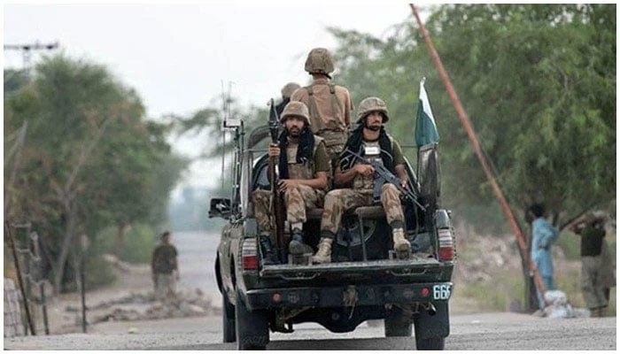 Pakistan Ordusu birlikleri askeri bir araçta.  — AFP/Dosya