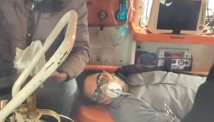 PTI lideri Shahbaz Gill, ambulansta oksijen desteğiyle mahkemeye çıkarıldı