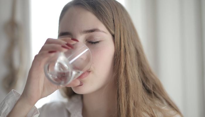 Le persone che mantengono un sano livello di idratazione hanno un rischio ridotto di sviluppare malattie croniche e vivono più a lungo di quelle che non lo fanno.  — Pexel