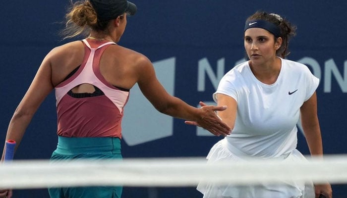 Hintli tenis yıldızı Sania Mirza, bir tenis maçında partnerini işaret ederken görülüyor.  — Instagram/@mirzasaniar