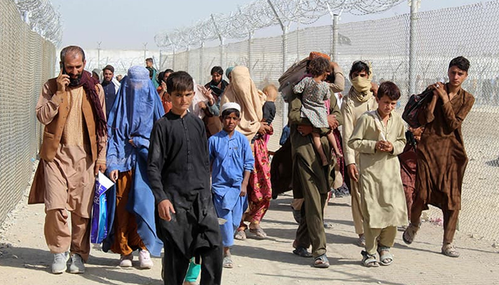 Afgan halkı, Ağustos 2021'de Taliban'ın Afganistan'ı askeri olarak ele geçirmesinin ardından Çaman'daki Pakistan-Afganistan sınırından Pakistan'a giriyor. — AFP