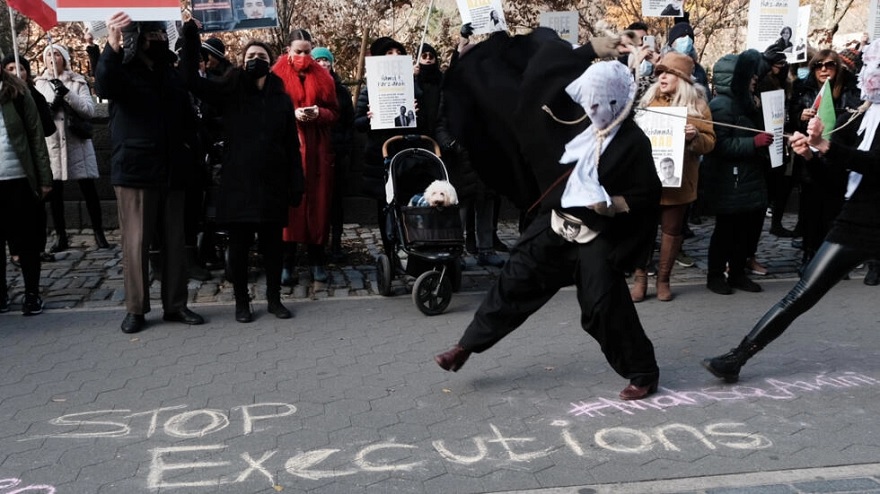İnsanlar, bir protestocunun infazından sonra New York'ta bir İranlı diplomat konutunun önünde gösteri yapıyor.— AFP
