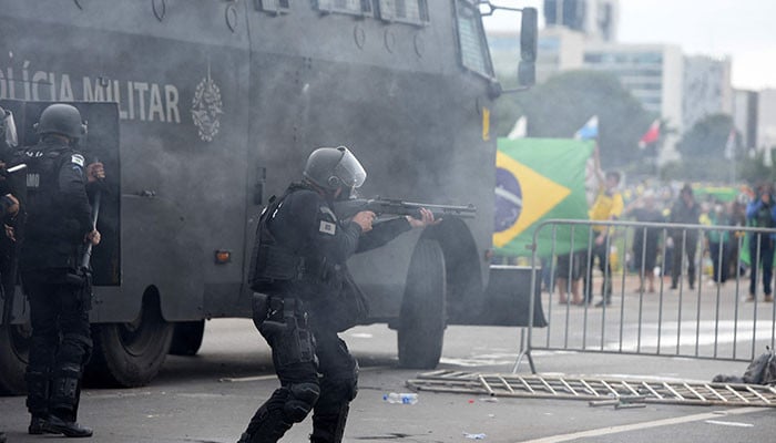 Brezilya, isyan çıkaran Bolsonaro destekçilerinden alınan hükümet binalarında devriye geziyor