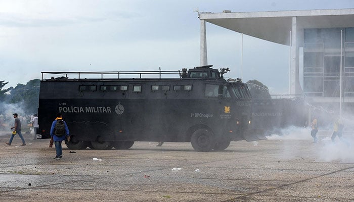 Güvenlik güçleri, 8 Ocak 2023'te Brezilya'daki Planalto Başkanlık Sarayı'nı işgal eden eski Brezilya Devlet Başkanı Jair Bolsonaro'nun destekçileriyle karşı karşıya geldi. — AFP/File