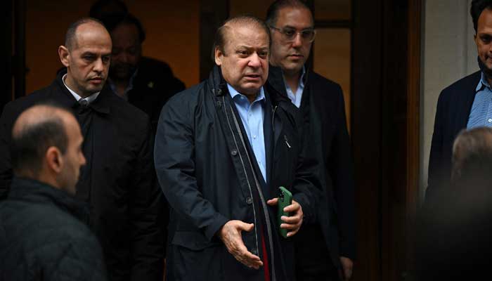 Pakistans former Prime Minister Nawaz Sharif leaves from a property in west London on May 11, 2022. — AFP