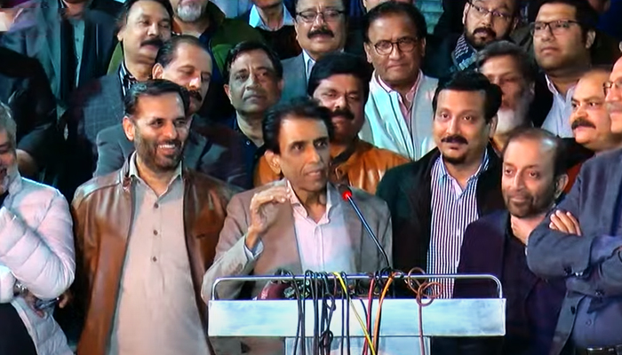 MQM-P Convener Dr Khalid Maqbool Siddiqui (centre) announces the boycott of LG elections in Sindh on January 15, 2023, in Karachi. — YouTube/HumNewsLive