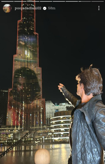 Shah Rukh Khan menonton trailer Pathaan diputar di Burj Khalifa: Lihat gambar