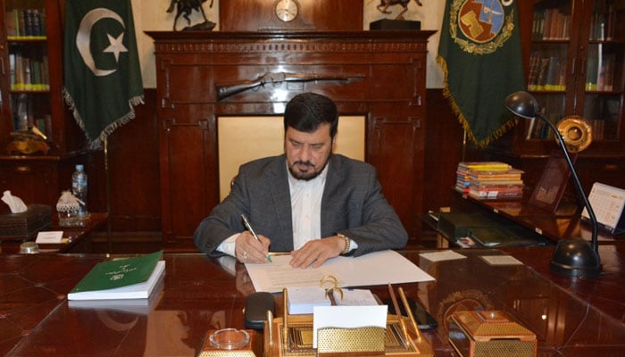 Khyber Pakhtunkhwa Governor Haji Ghulam Ali signing CM Mahmood Khans advice on dissolution of assembly on January 18, 2023. — KP Governor House