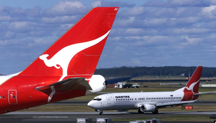 سڈنی، آسٹریلیا کے سڈنی انٹرنیشنل ایئرپورٹ پر دو قنطاس مسافر طیاروں کی ایک نامعلوم تصویر ٹرمک اور رن وے پر بیٹھی ہے۔  - اے ایف پی