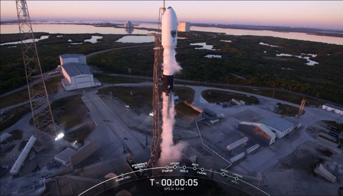 Tonton SpaceX meluncurkan satelit GPS yang ditingkatkan ke luar angkasa