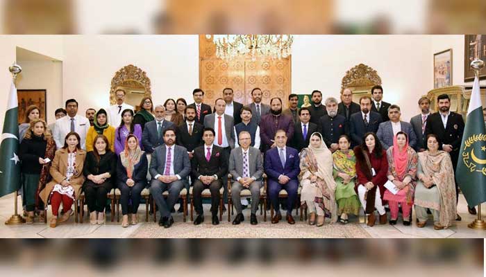 President Dr Arif Alvi in a group photo with the representatives of Chambers of Commerce and Industry from all across Pakistan at Aiwan-e-Sadr in Islamabad on January 18, 2023. — APP