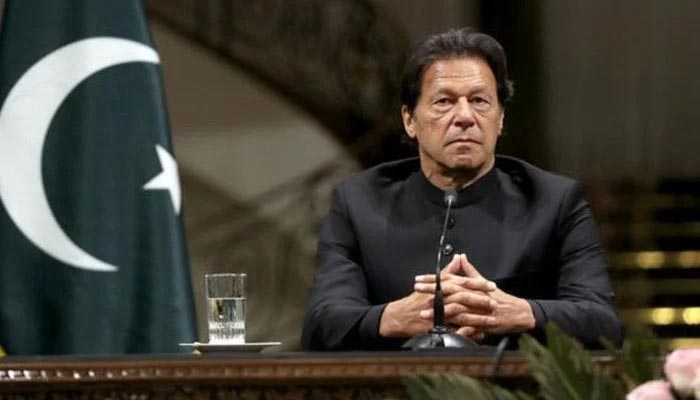 Eski başbakan, Pakistan bayrağının yanında fotoğraflandı.  — AFP/Dosya