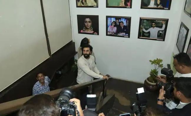 Alia Bhatt and Ranbir Kapoor visit gallery full of golden moments